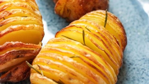 Batatas assadas normais são boas. Mas a batata Hasselback é incrível! Macia por dentro e crocante por fora, regada com manteiga e alecrim. Esta é a perfeição da batata assada!