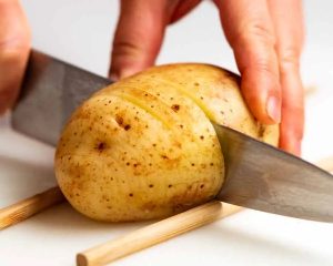 Como cortar batata hasselback fácil