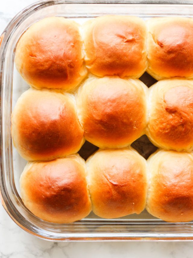 Você só precisa de 7 ingredientes para fazer esse pão de leite caseiro. Macios e amanteigados, esses pãezinhos frescos vão te conquistar. Se você é iniciante em pão, leia a postagem do blog para saber mais sobre a receita, incluindo como prepará-los com antecedência.