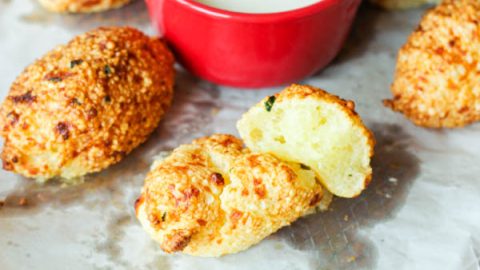 Pãozinho de tapioca na airfryer é uma opção saudável e fácil de lanche da tarde ou café da manhã. Você vai fazer essa receita muitas vezes!