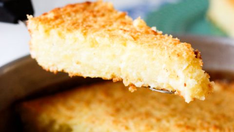 Bolo de mandioca cremoso é daquelas receitas que não tem como dar errado. Com ingredientes simples, modo de preparo fácil ele fica macio, cremoso e com um sabor maravilhoso. A combinação de mandioca com coco não tem erro também. Agrada a todos os paladares. Esse bolo é perfeito para o lanche da tarde ou café da manhã demorado.