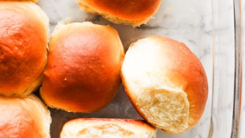 Você só precisa de 7 ingredientes para fazer esses pãezinhos. Macios e amanteigados, esse pão de leite fresco ofusca qualquer prato principal. Se você é iniciante em pão, leia esta postagem do blog para saber mais sobre a receita dos pãezinhos, incluindo como prepará-los com antecedência. 