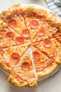 Para todos que adoram uma boa pizza, essa receita de Pizza Pepperoni com Borda de Ervas e Alho é perfeita! A massa é grossa e crocante, com um toque delicioso de manteiga de ervas. Por cima, temos pepperoni suculento e um molho levemente picante. É o sonho realizado para quem é fã de massa de pizza!
