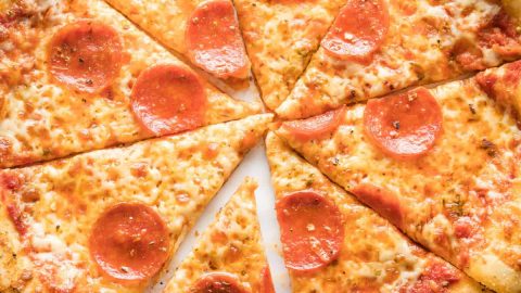 Para todos que adoram uma boa pizza, essa receita de Pizza Pepperoni com Borda de Ervas e Alho é perfeita! A massa é grossa e crocante, com um toque delicioso de manteiga de ervas. Por cima, temos pepperoni suculento e um molho levemente picante. É o sonho realizado para quem é fã de massa de pizza!