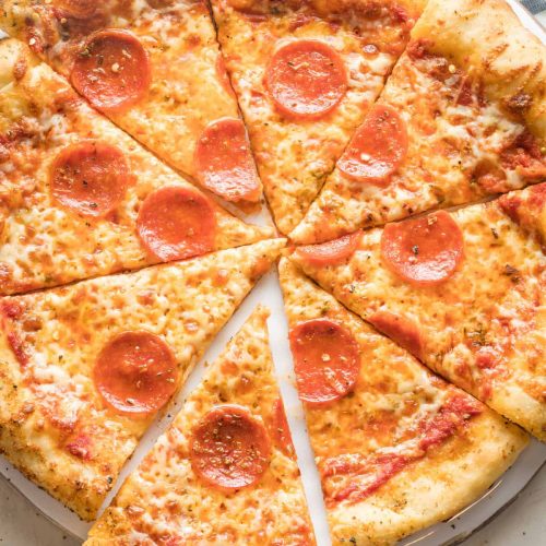 Para todos que adoram uma boa pizza, essa receita de Pizza Pepperoni com Borda de Ervas e Alho é perfeita! A massa é grossa e crocante, com um toque delicioso de manteiga de ervas. Por cima, temos pepperoni suculento e um molho levemente picante. É o sonho realizado para quem é fã de massa de pizza!