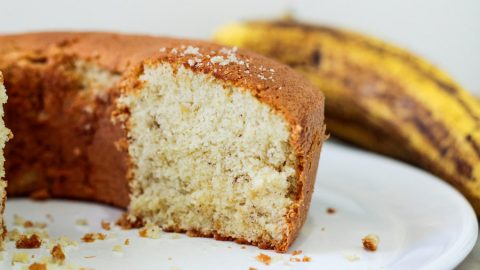 Descubra os segredos para preparar um bolo de banana fofinho e irresistível. Aproveite cada fatia desse boco caseiro clássico.