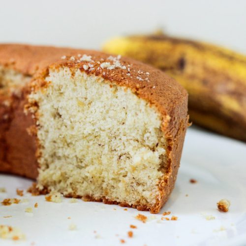 Descubra os segredos para preparar um bolo de banana fofinho e irresistível. Aproveite cada fatia desse boco caseiro clássico.