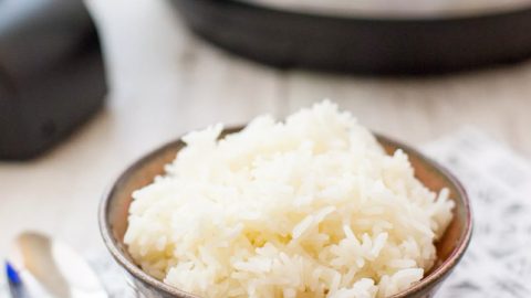 Arroz na panela de pressão fácil. Panela de pressão é a maneira mais confiável e infalível de fazer arroz que existe. Fica soltinho sempre.