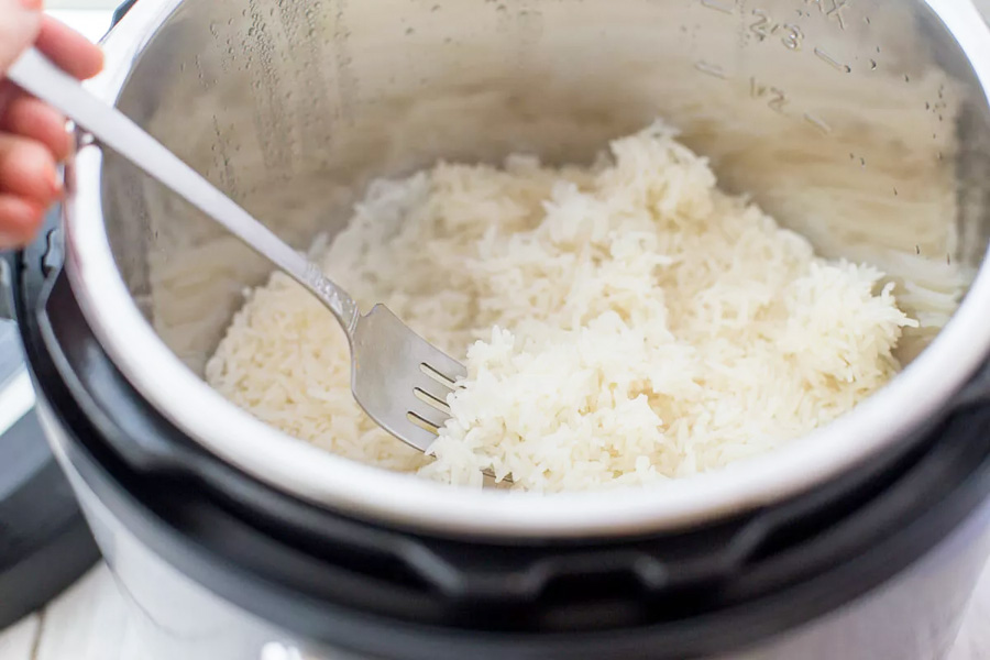 Arroz na panela de pressão fácil. Panela de pressão é a maneira mais confiável e infalível de fazer arroz que existe. Fica soltinho sempre.