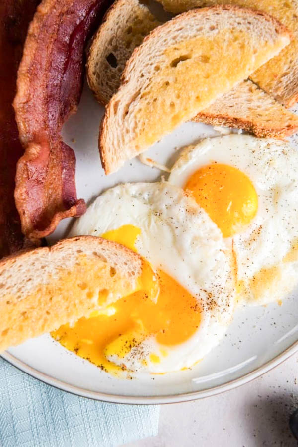 Descubra os segredos para fritar ovo perfeito como um profissional. Aprenda técnicas e dicas para obter ovos deliciosos todas as vezes.