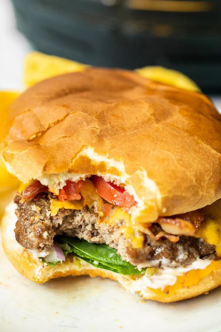 Com esta receita simples e rápida você terá hambúrguer caseiro na airfryer suculento e derretido na sua mesa num piscar de olhos.