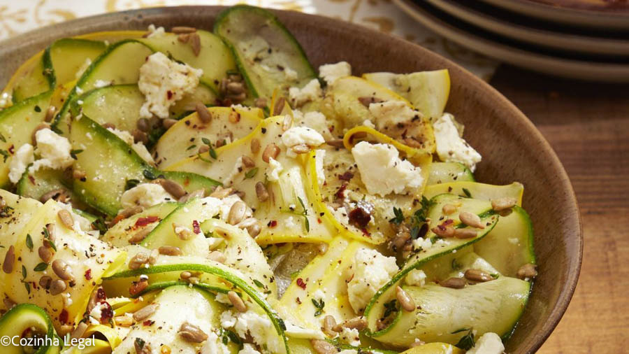 Aprenda a fazer uma salada rápida e deliciosa de abobrinha com semente de girassol. Uma opção saudável e refrescante para os dias quentes!