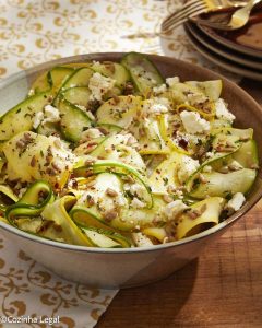 Aprenda a fazer uma salada rápida e deliciosa de abobrinha com semente de girassol. Uma opção saudável e refrescante para os dias quentes!