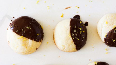 Aprenda a fazer esse fácil biscoito caseiro de laranja com chocolate. Perfeito para um lanche da tarde e até mesmo para lancheira das crianças.