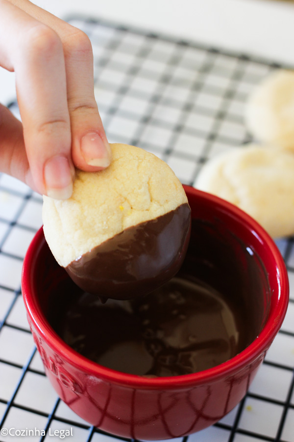 Aprenda a fazer esse fácil biscoito caseiro de laranja com chocolate. Perfeito para um lanche da tarde e até mesmo para lancheira das crianças.