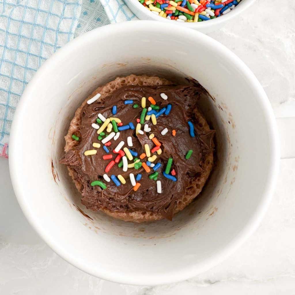 Faça um delicioso bolo de caneca para micro-ondas em 1 minuto com 2 ingredientes. Este é um bolo de caneca mágico muito fácil, perfeito para um bolo de porção única. Esta pode ser uma das sobremesas mais fáceis de sempre!