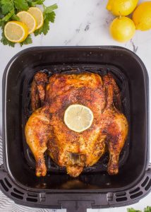 Faça um frango inteiro na airfryer e descubra como alcançar uma carne suculenta por dentro e uma pele crocante por fora com essa receita.