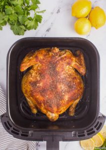 Faça um frango inteiro na airfryer e descubra como alcançar uma carne suculenta por dentro e uma pele crocante por fora com essa receita.