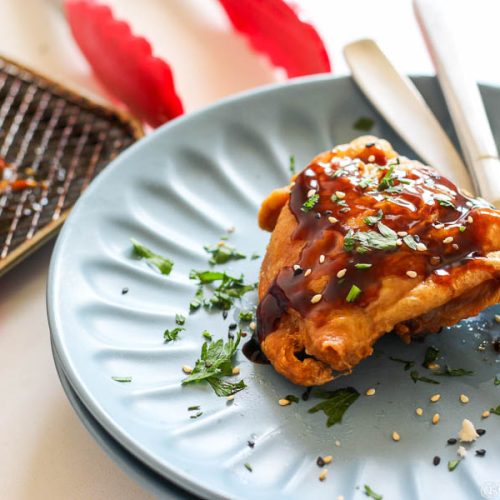 Coxa de frango assada com molho de shoyu e tare é um prato fácil e fica uma delícia. Perfeito para um jantar japonês barato e saudável.