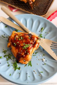 Coxa de frango assada com molho de shoyu e tare é um prato fácil e fica uma delícia. Perfeito para um jantar japonês barato e saudável.