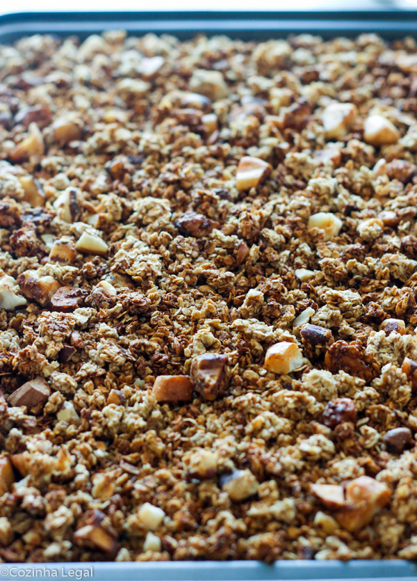 Granola caseira com banana tem o sabor do bolo de banana, e fica pronta em menos de 30 minutos. Com muitas fibras, vitaminas, minerais.