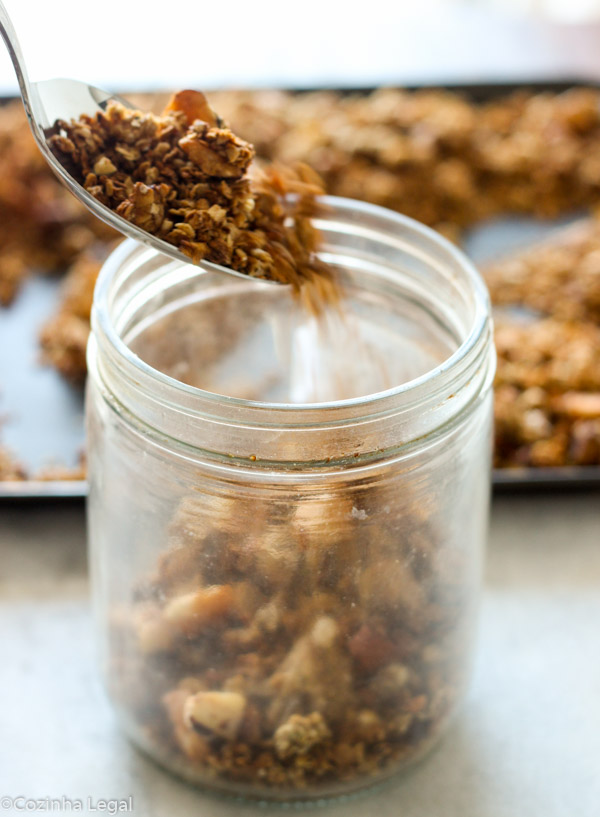 Granola caseira com banana tem o sabor do bolo de banana, e fica pronta em menos de 30 minutos. Com muitas fibras, vitaminas, minerais.