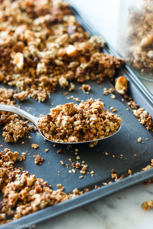 Granola caseira com banana tem o sabor do bolo de banana, e fica pronta em menos de 30 minutos. Com muitas fibras, vitaminas, minerais.