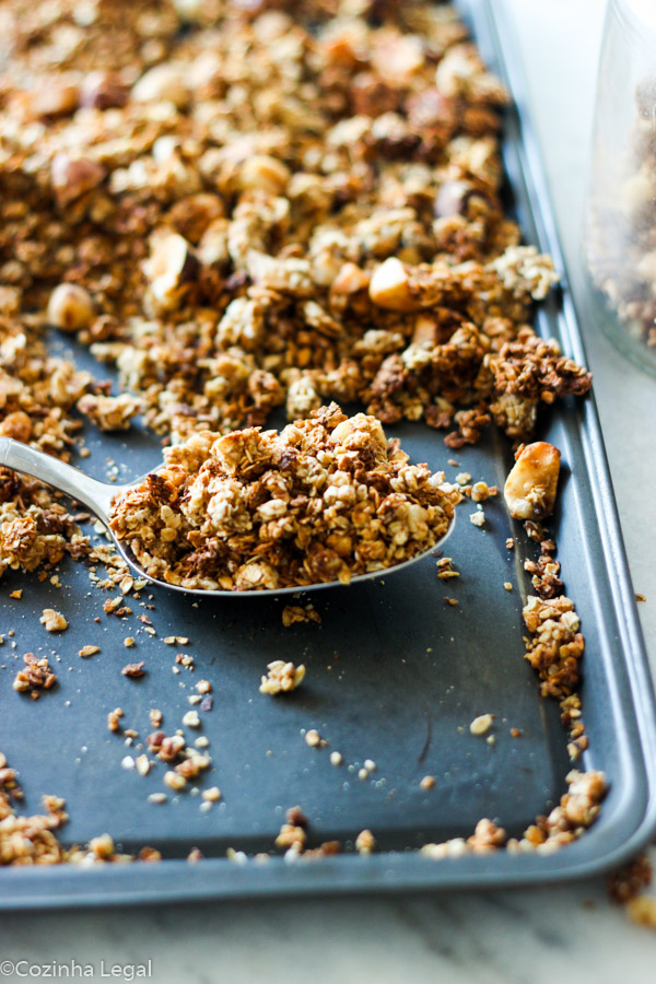 Granola caseira com banana tem o sabor do bolo de banana, e fica pronta em menos de 30 minutos. Com muitas fibras, vitaminas, minerais.