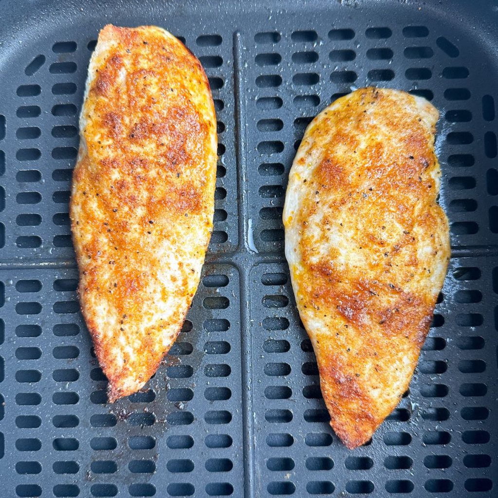 Quer saber como fazer peito de frango grelhado na airfryer incríveis? É fácil e rápido! Uma refeição suculenta e deliciosa em pouco tempo!