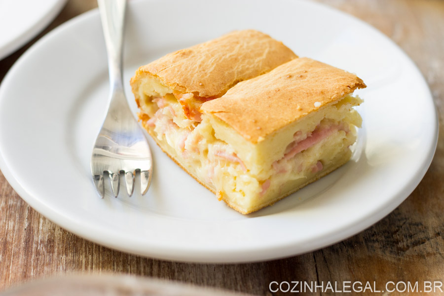 Em menos de 10 minutos você prepara essa incrível receita de Torta de presunto e queijo de liquidificador. Ela é ótima para os dias corridos e estressantes.