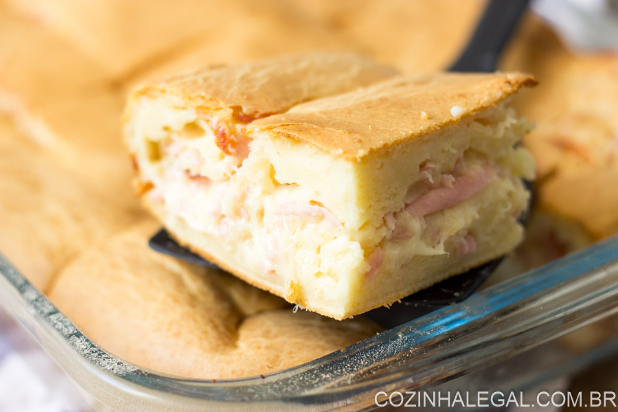 Em menos de 10 minutos você prepara essa incrível receita de Torta de presunto e queijo de liquidificador. Ela é ótima para os dias corridos e estressantes.