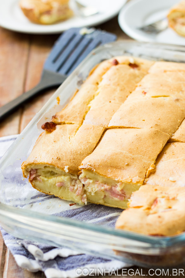 Em menos de 10 minutos você prepara essa incrível receita de Torta de presunto e queijo de liquidificador. Ela é ótima para os dias corridos e estressantes.