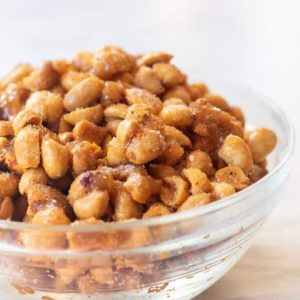 Aqui está uma receita fácil de amendoim temperado fácil de fazer e que é perfeito para servir como petisco.
