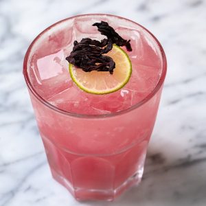 Descubra como preparar a famosa pink lemonade ou limonada rosa em casa, sem corantes artificiais. Fácil de fazer e perfeita para dias quentes.