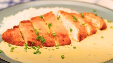 Aprenda a preparar um delicioso frango à milanesa com um cremoso creme de milho! Essa receita fácil e saborosa é perfeita para um almoço em família.