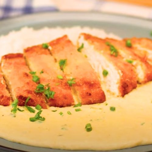 Aprenda a preparar um delicioso frango à milanesa com um cremoso creme de milho! Essa receita fácil e saborosa é perfeita para um almoço em família.