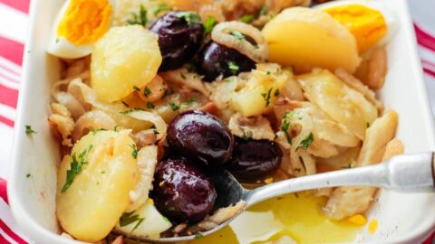 Esse delicioso bacalhau a Gomes de Sá é uma ótima opção para compor sua ceia de Natal com um prato saudável e fácil de fazer. Minha receita de bacalhoada é a mais fácil e prática que você vai encontrar. Veja aqui como preparar  essa bacalhoada ao forno, acompanhado com batatas, ovos e azeitonas...fica uma delícia.