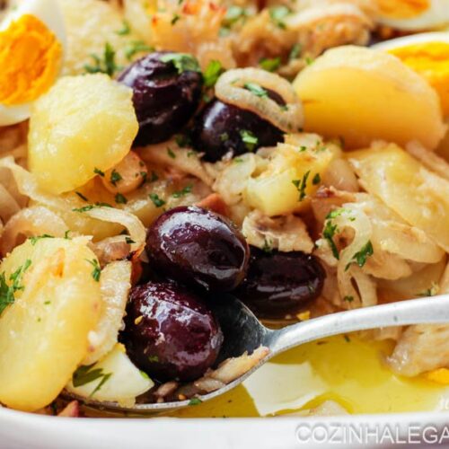 Esse delicioso bacalhau a Gomes de Sá é uma ótima opção para compor sua ceia de Natal com um prato saudável e fácil de fazer. Minha receita de bacalhoada é a mais fácil e prática que você vai encontrar. Veja aqui como preparar  essa bacalhoada ao forno, acompanhado com batatas, ovos e azeitonas...fica uma delícia.