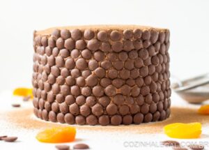 Bolo mousse de chocolate de confeitaria