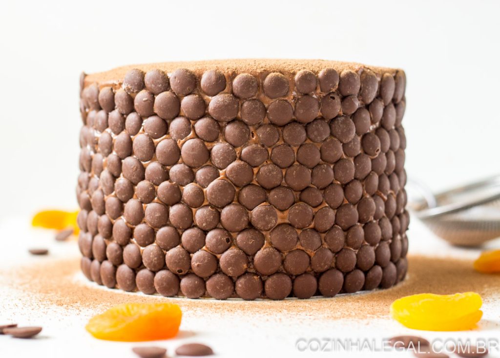 Bolo de chocolate fofo e molhadinho como bolos de confeitaria. Com recheio de mousse de chocolate e damascos secos. Receita muito fácil que qualquer pessoa conseguirá fazer em casa também.