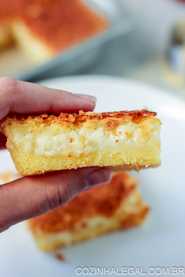 Eu poderia ficar horas e horas explicando a textura e sabores desse bolo de fubá cremoso. Mas tudo será em vão. Clique e veja como fazer o bolo de fubá mais fácil do mundo.