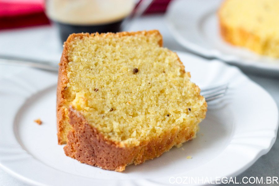 Ainda não sei se gosto mais do bolo de fubá simples ou do bolo de fubá com goiabada, mas sei que ambos são muito, mas muito bons mesmo. Sempre gostei muito de bolos (inclusive foi minha primeira receita preparada sozinha, aos 10 anos de idade) e a Tarsila está indo para o mesmo caminho.