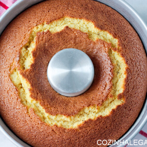 Aprenda a fazer um bolo de fubá simples macio, saboroso e fácil de preparar, perfeito para o café da manhã ou lanche da tarde.