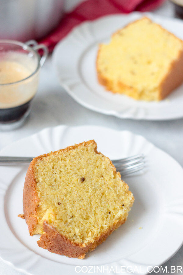 Aprenda a fazer um bolo de fubá simples macio, saboroso e fácil de preparar, perfeito para o café da manhã ou lanche da tarde.