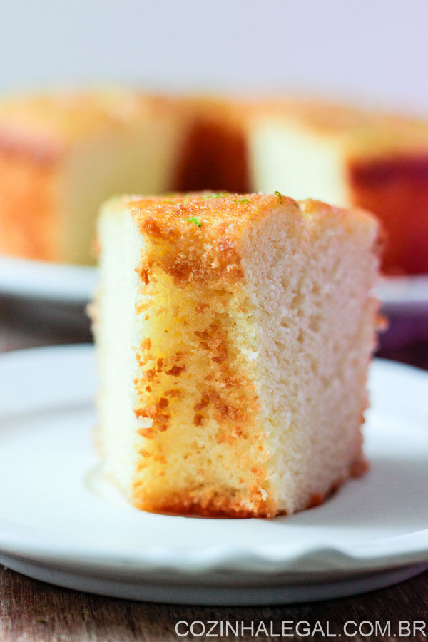 Esse bolo de limão simples é a receita mais fácil e saborosa que encontrei até agora. O bolo fica pronto bem rápido e rende 14 fatias.