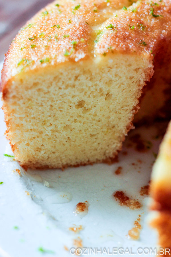 Esse bolo de limão simples é a receita mais fácil e saborosa que encontrei até agora. O bolo fica pronto bem rápido e rende 14 fatias.