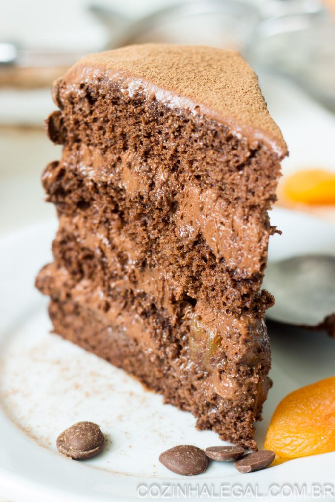 Bolo de chocolate fofo e molhadinho como bolos de confeitaria. Com recheio de mousse de chocolate e damascos secos. Receita muito fácil que qualquer pessoa conseguirá fazer em casa também.