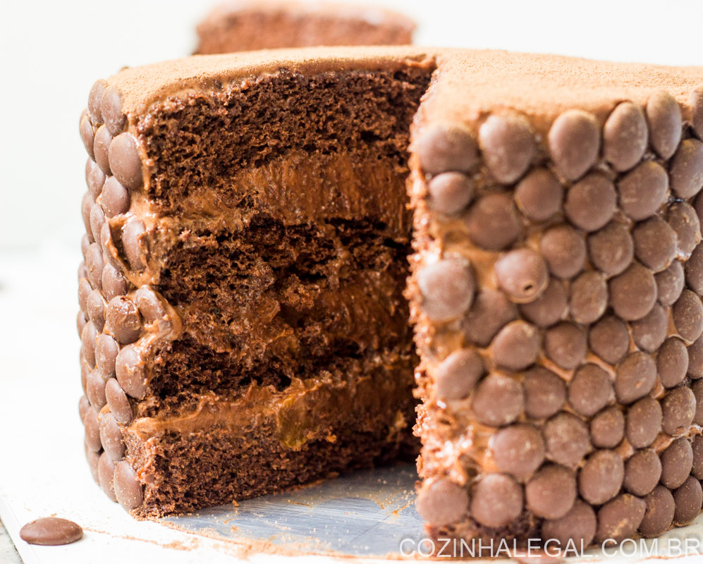 Bolo de chocolate fofo e molhadinho como bolos de confeitaria. Com recheio de mousse de chocolate e damascos secos. Receita muito fácil que qualquer pessoa conseguirá fazer em casa também.