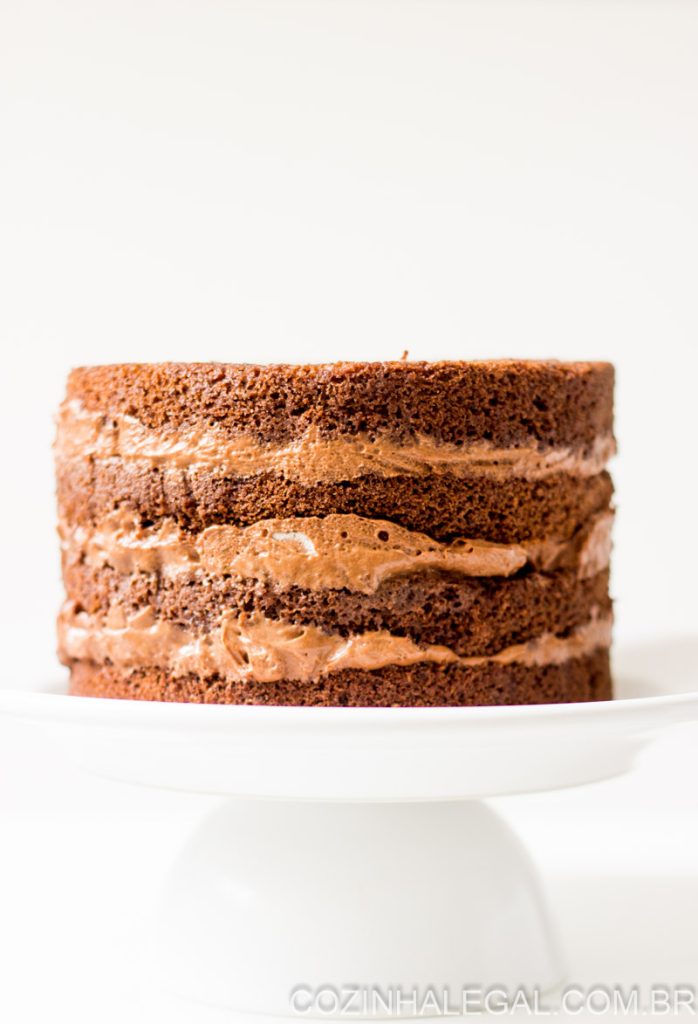 Bolo de chocolate fofo e molhadinho como bolos de confeitaria. Com recheio de mousse de chocolate e damascos secos. Receita muito fácil que qualquer pessoa conseguirá fazer em casa também.