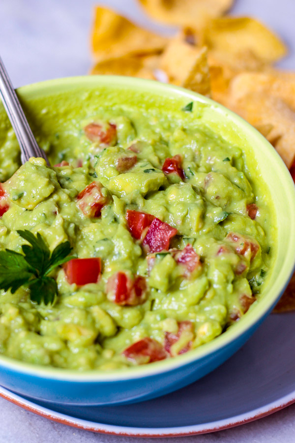 Esta é a minha receita favorita de guacamole! Veja como fazer esse acompanhamento em casa com ingredientes simples e frescos.